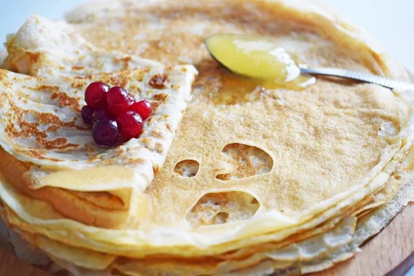 Pancake Buatan Sendiri Yang Lezat Dengan Madu Dan Buah Beri — Stok Foto