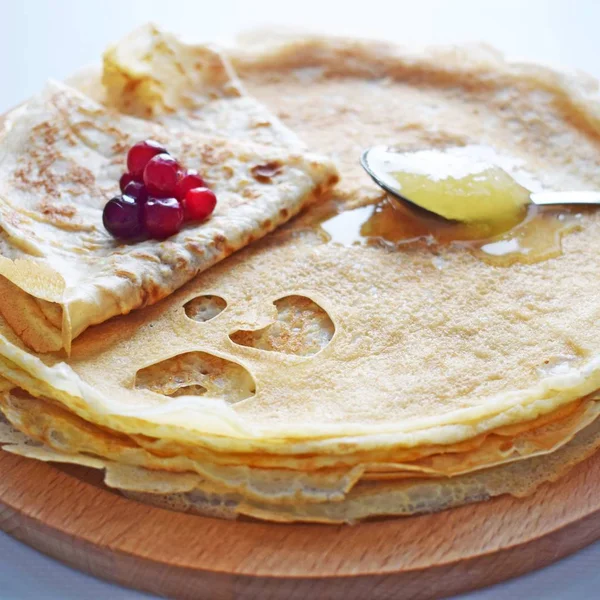 Pancake Buatan Sendiri Yang Lezat Dengan Madu Dan Buah Beri — Stok Foto