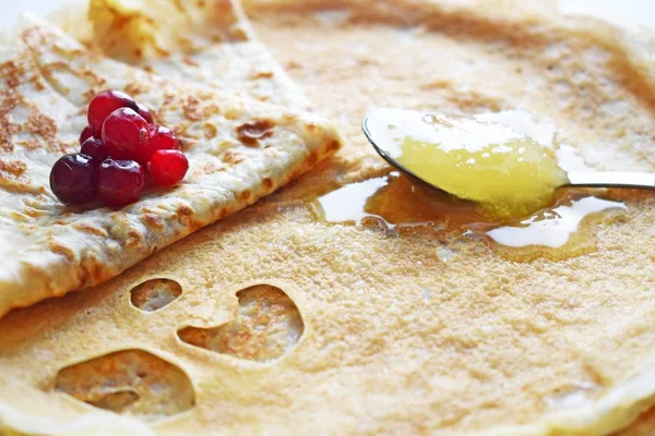 Pancake Buatan Sendiri Yang Lezat Dengan Madu Dan Buah Beri — Stok Foto