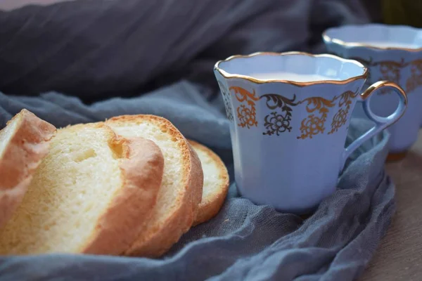 Молоко Голубой Чашкой Нарезанный Хлеб Голубой Салфетке — стоковое фото