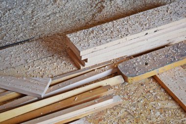 Tahtalar ve talaş. Yapı malzemesi.