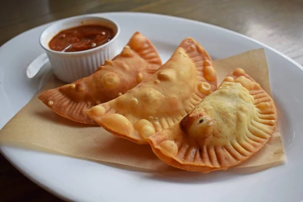 Deliciosos Chebureks Fritos Con Salsa Plato Blanco — Foto de Stock