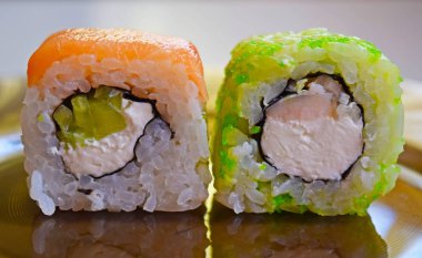 Cam bir tabakta lezzetli ağız sulandıran rulolar. Suşi.