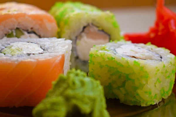 Pyszne Przepyszne Rolki Szklanej Płytce Sushi — Zdjęcie stockowe