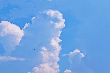 Mavi gökyüzünde güzel kabarık bulutlar.