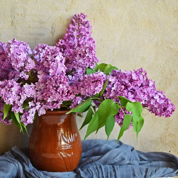 Beautiful Bouquet Lilac Brown Pot Table — Stock Photo, Image