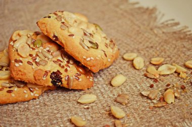 Fındık, susam ve tohum ile Lezzetli shortbread çerezleri. Çay için tatlı.