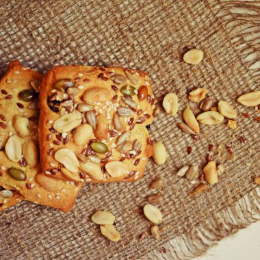 Fındık, susam ve tohum ile Lezzetli shortbread çerezleri. Çay için tatlı.