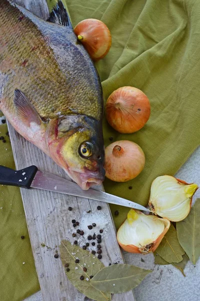 Orata Appena Pescata Una Tavola Legno Cipolle Con Spezie — Foto Stock