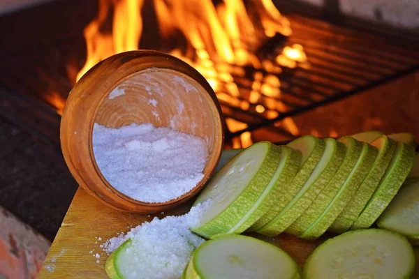 Coupées Tranches Courgettes Crues Sel Sur Plateau Bois Pour Cuisson — Photo