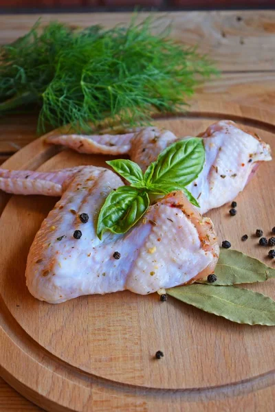 Alitas Pollo Crudas Con Especias Hierbas Tablero Madera Para Asar — Foto de Stock