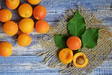 Olgun, tahta bir arka plan üzerinde tatlı kayısı. Sağlıklı meyve.