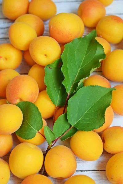 Olgun Tahta Bir Arka Plan Üzerinde Tatlı Kayısı Sağlıklı Meyve — Stok fotoğraf