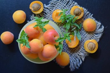 Lezzetli, tatlı kayısı ve çuval üzerinde nane bir sprig.