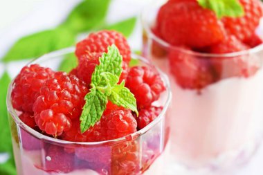 Olgun ahududu lezzetli tatlı. Sağlıklı beslenme.