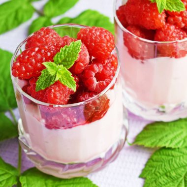 Olgun ahududu lezzetli tatlı. Sağlıklı beslenme.