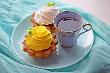 Reçel ve krema ile kısa pasta Lezzetli kek sepeti.