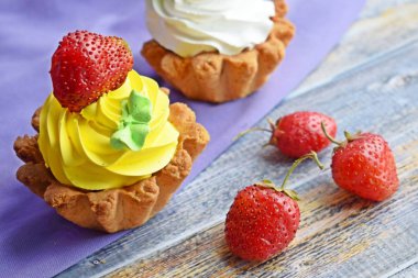 Reçel ve krema ile kısa pasta lezzetli kek sepetleri.