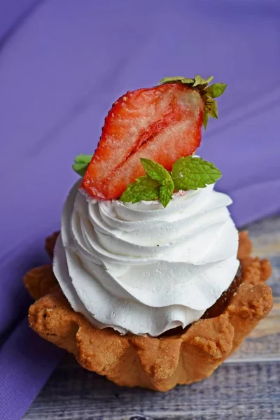 Leckere Kuchen Körbe Mit Mürbeteig Mit Marmelade Und Sahne — Stockfoto