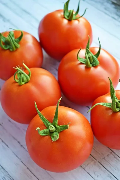 Deliziosi Pomodori Maturi Uno Sfondo Legno Dieta Sana — Foto Stock