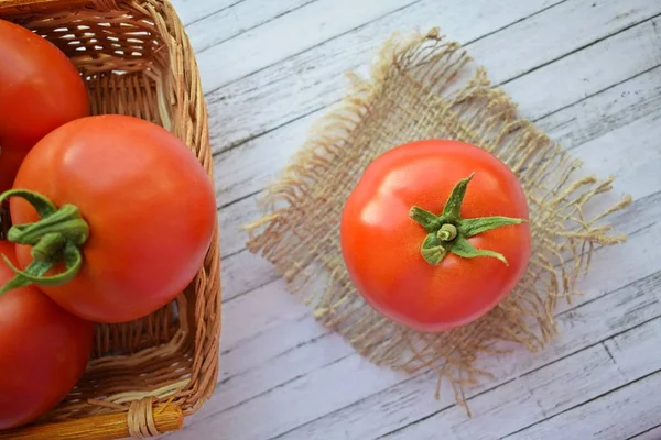 Deliziosi Pomodori Maturi Uno Sfondo Legno Dieta Sana — Foto Stock