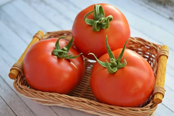 Leckere Reife Tomaten Auf Einem Hölzernen Hintergrund Gesunde Ernährung — Stockfoto