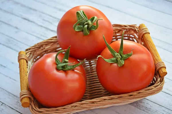 Leckere Reife Tomaten Auf Einem Hölzernen Hintergrund Gesunde Ernährung — Stockfoto