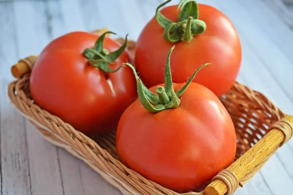 Leckere Reife Tomaten Auf Einem Hölzernen Hintergrund Gesunde Ernährung — Stockfoto