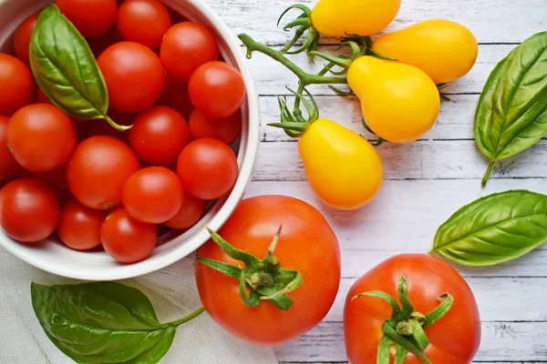 Pomodori Freschi Maturi Uno Sfondo Legno Dieta Sana — Foto Stock