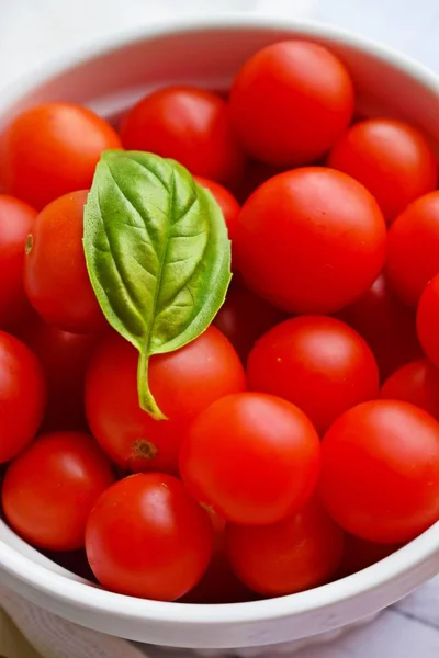 Pomodori Freschi Maturi Uno Sfondo Legno Dieta Sana — Foto Stock