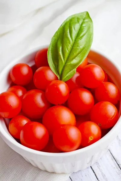 Frische Reife Tomaten Auf Hölzernem Hintergrund Gesunde Ernährung — Stockfoto