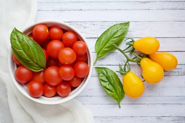 Pomodori Freschi Maturi Uno Sfondo Legno Dieta Sana — Foto Stock