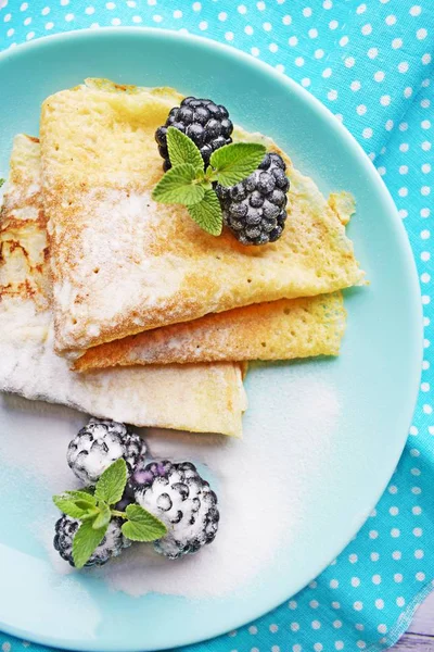 Pancake Panas Lezat Dengan Blackberry Dan Mint Pada Latar Belakang — Stok Foto