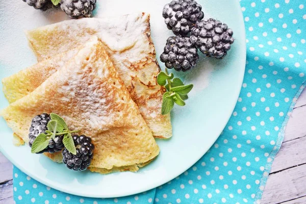 Pancake Panas Lezat Dengan Blackberry Dan Mint Pada Latar Belakang — Stok Foto