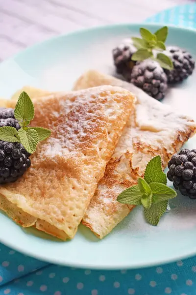 Pancake Panas Lezat Dengan Blackberry Dan Mint Pada Latar Belakang — Stok Foto