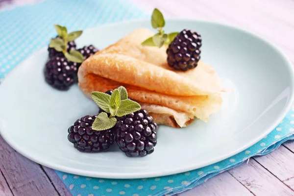 Pancake Panas Lezat Dengan Blackberry Dan Mint Pada Latar Belakang — Stok Foto