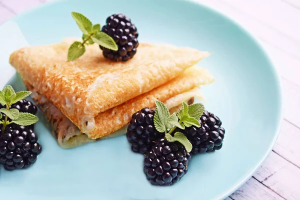 Pancake Panas Lezat Dengan Blackberry Dan Mint Pada Latar Belakang — Stok Foto