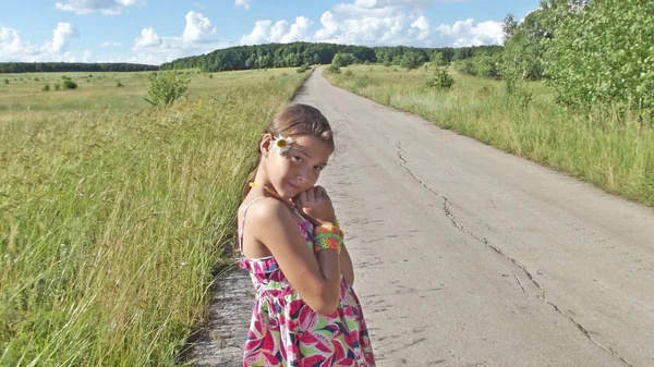 Έφηβο Κορίτσι Που Περπατάει Στη Φύση Και Συλλέγει Μαργαρίτες Ζεστή — Φωτογραφία Αρχείου