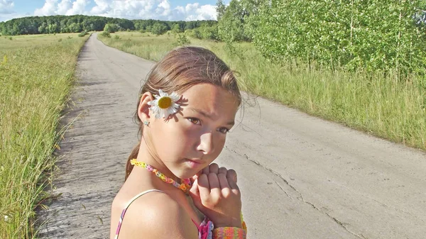 Chica Adolescente Caminando Naturaleza Recoge Margaritas Día Cálido Verano — Foto de Stock