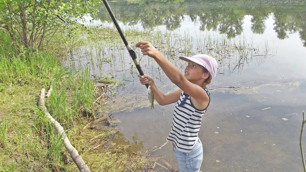 十代の少女は魚を捕まえる 釣りタックルスピニング 川で休む — ストック写真