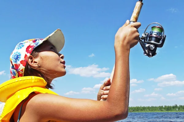 Adolescente Menina Pega Peixe Pesca Tackle Spinning Rest Rio — Fotografia de Stock