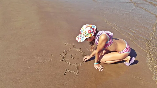 Ragazza Adolescente Prendere Sole Sulla Spiaggia Disegna Quadro Sulla Sabbia — Foto Stock