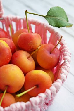 Ahşap arka planda lezzetli, olgun Ranetki-küçük elma.