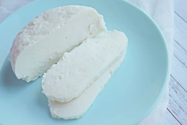 Queso Adyghe Hecho Casa Rodajas Sobre Tabla Madera —  Fotos de Stock