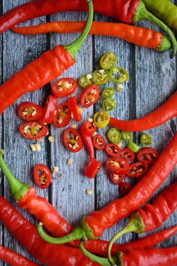 Eski ahşap bir yüzeyüzerinde dilimlenmiş biber yakın çekim, seçici odak.