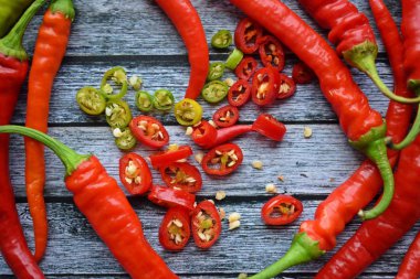 Eski ahşap bir yüzeyüzerinde dilimlenmiş biber yakın çekim, seçici odak.