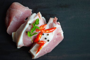 Siyah arka planda taze çiğ et.