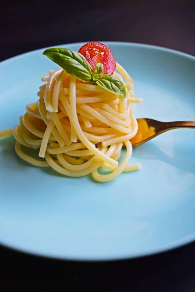 Deliciosos Espaguetis Con Hierbas Tomates Sobre Fondo Negro — Foto de Stock