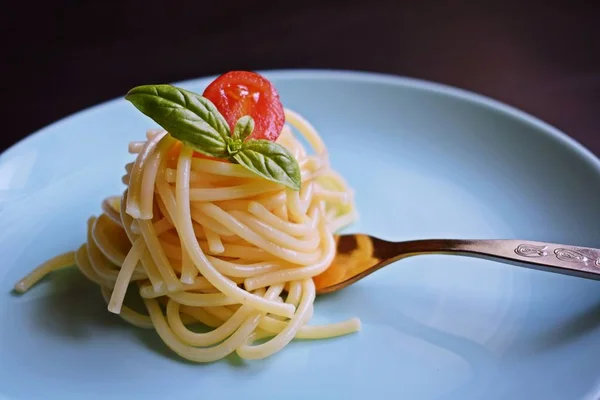 Deliciosos Espaguetis Con Hierbas Tomates Sobre Fondo Negro — Foto de Stock