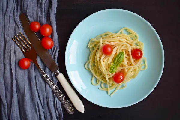 Deliciosos Espaguetis Con Hierbas Tomates Sobre Fondo Negro — Foto de Stock